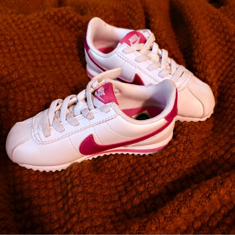 Nike Kids Sneakers in White and Pink